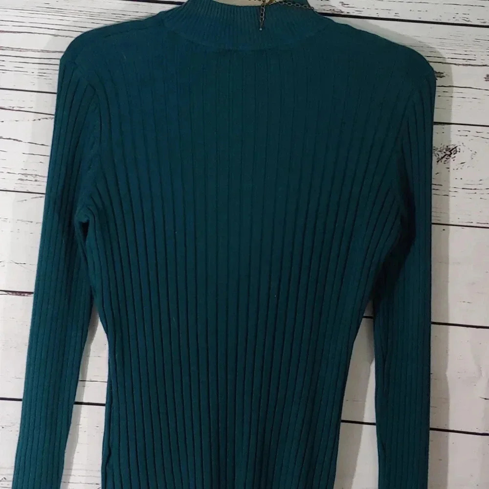 Women's Turtleneck Sweather - Picture 10 of 11